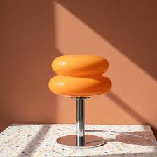 מנורת Janervo Macaroon בתקריב על שולחן עבודה